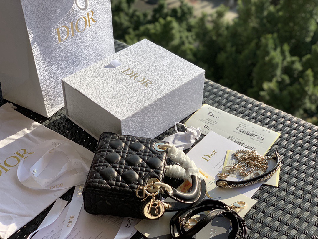 Dior three-compartment enamel buckle, black, in stock.