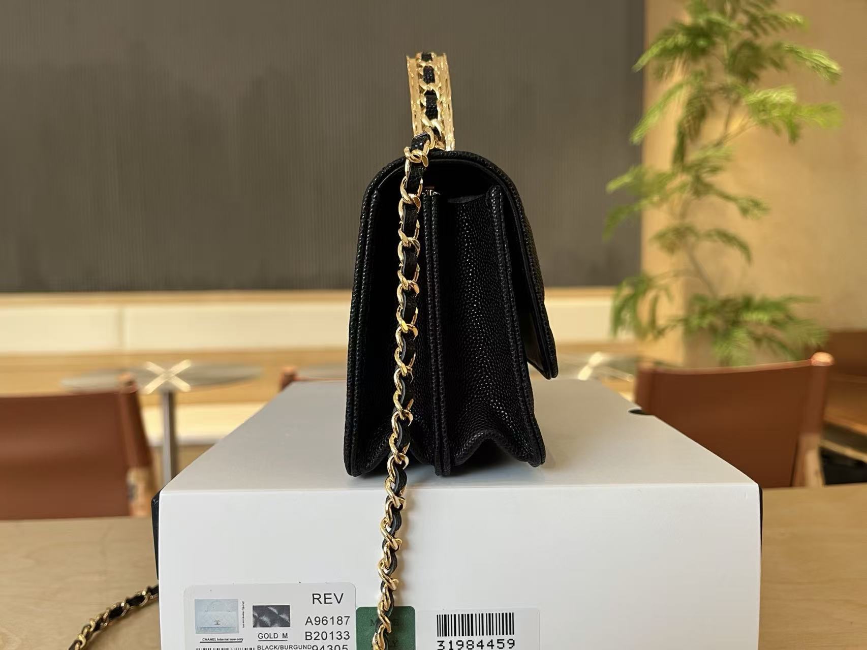 25B logo handle, accordion case, exquisite handle design.