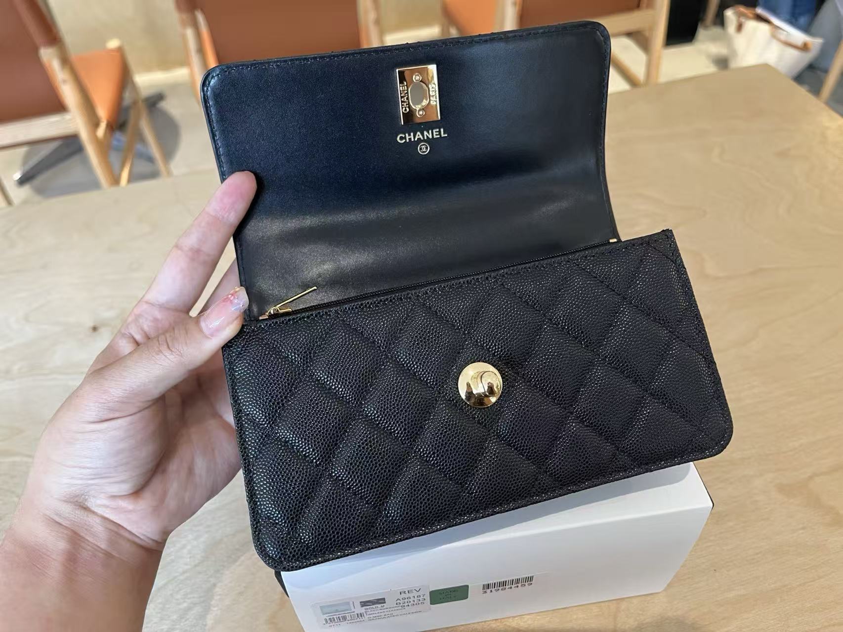 25B logo handle, accordion case, exquisite handle design.