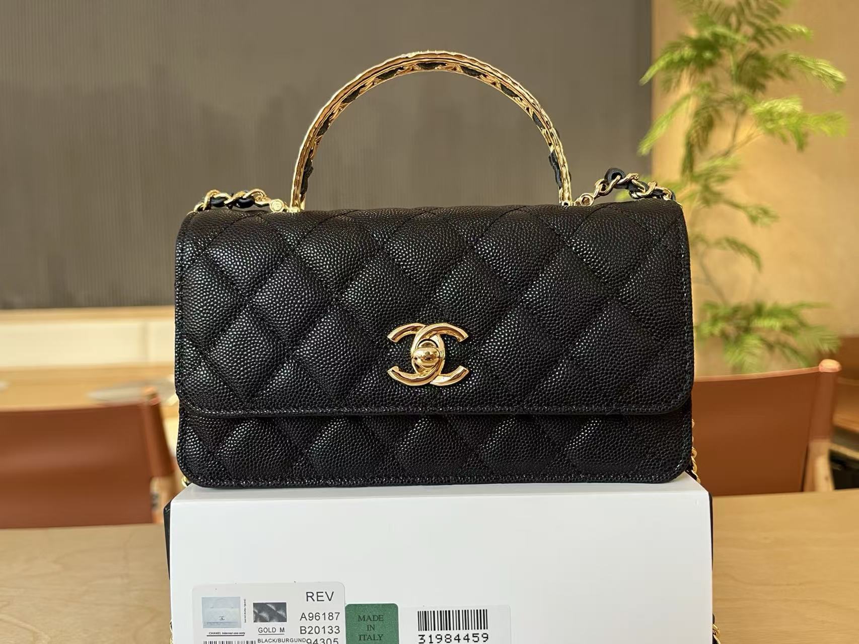 25B logo handle, accordion case, exquisite handle design.