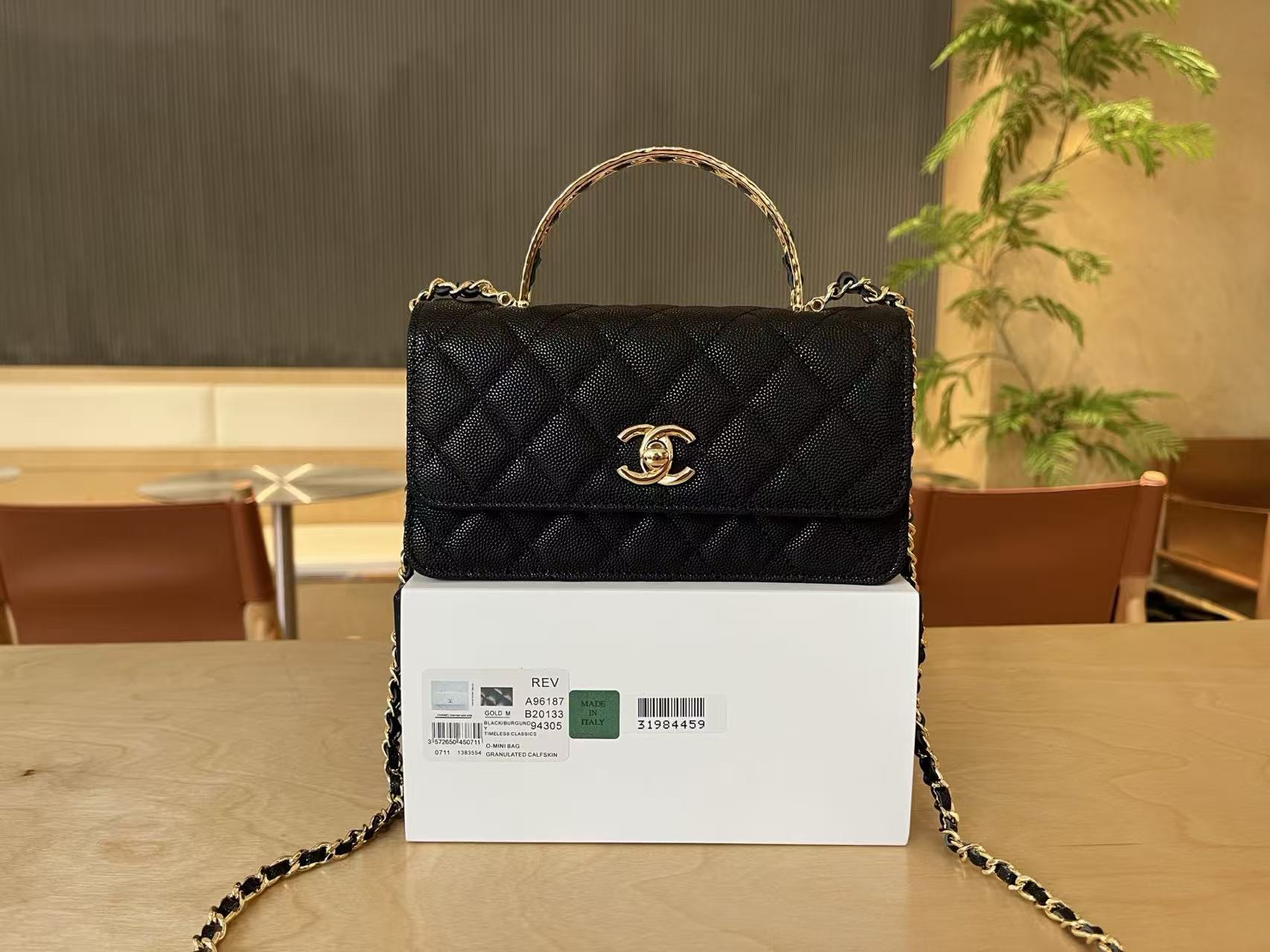 25B logo handle, accordion case, exquisite handle design.