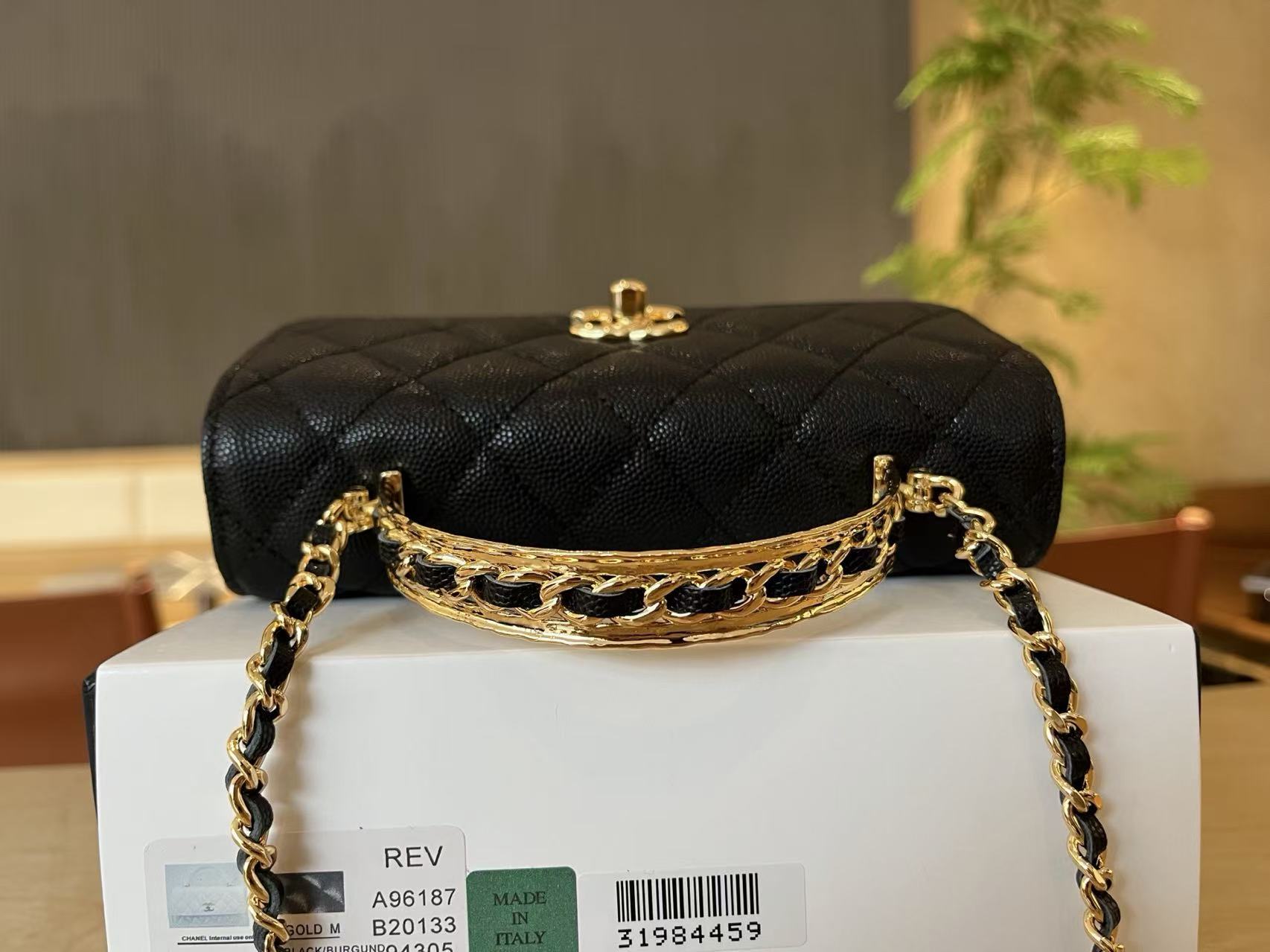 25B logo handle, accordion case, exquisite handle design.