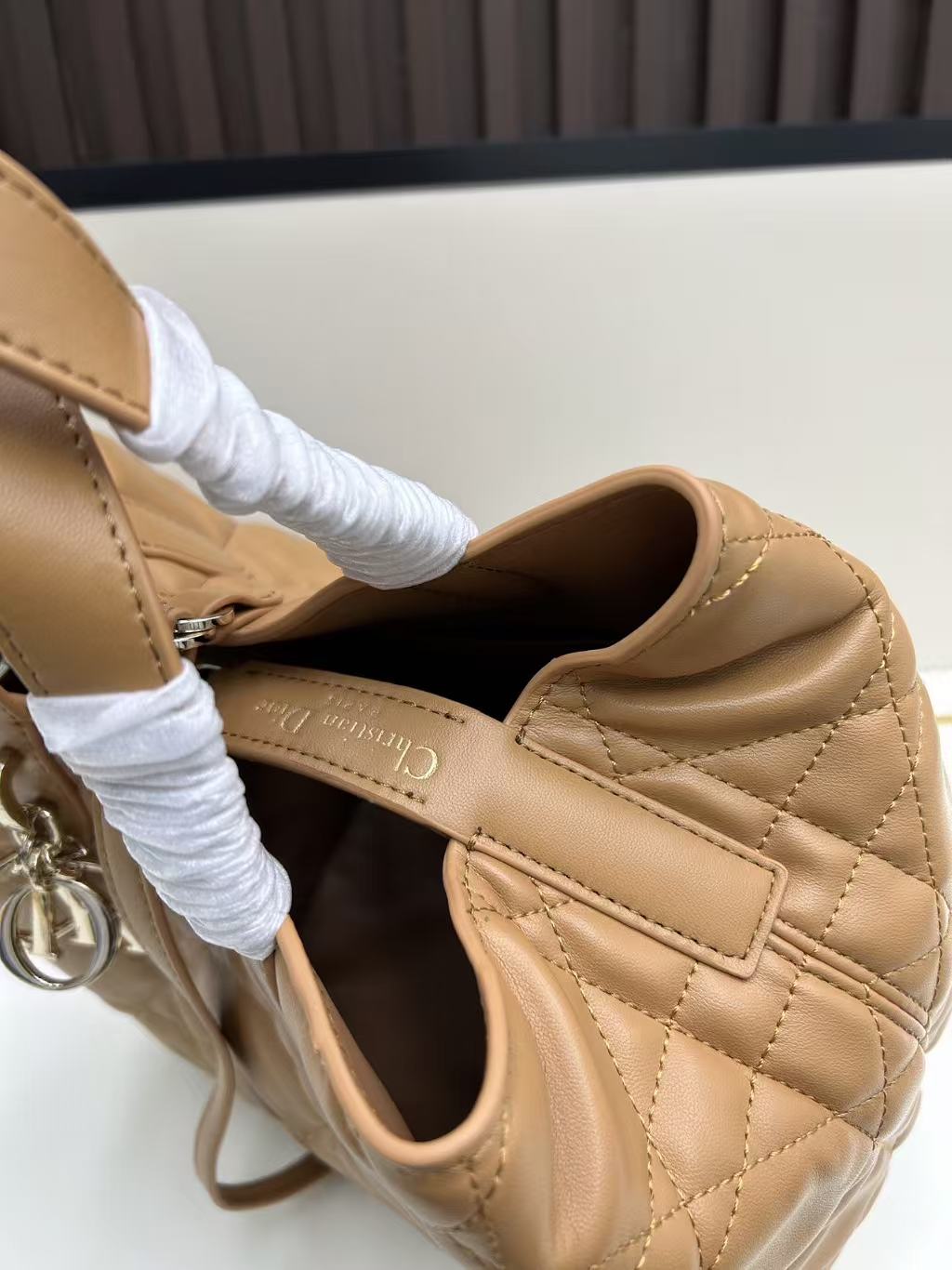 This Toujours vertical handbag is stylish, practical, and unique.