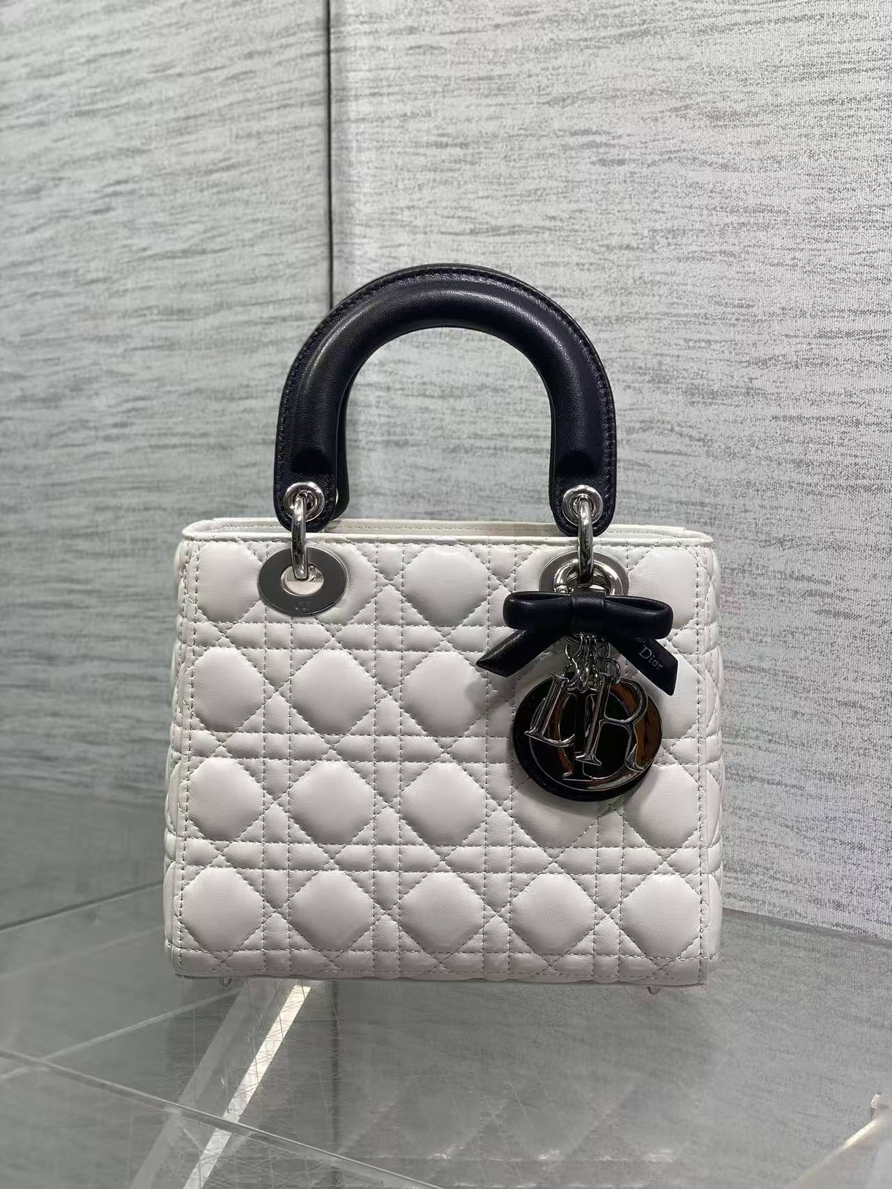 Lady Dior bag with a new four-compartment bow design 🎀