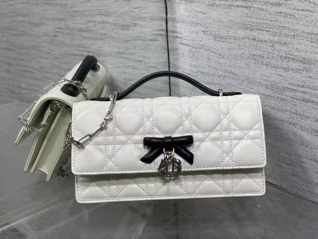 Latest bow-tie pearl chain clutch bag 🎀