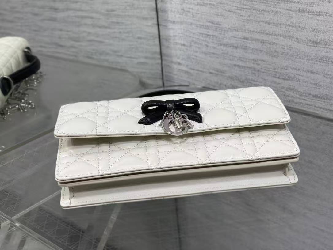 Latest bow-tie pearl chain clutch bag 🎀