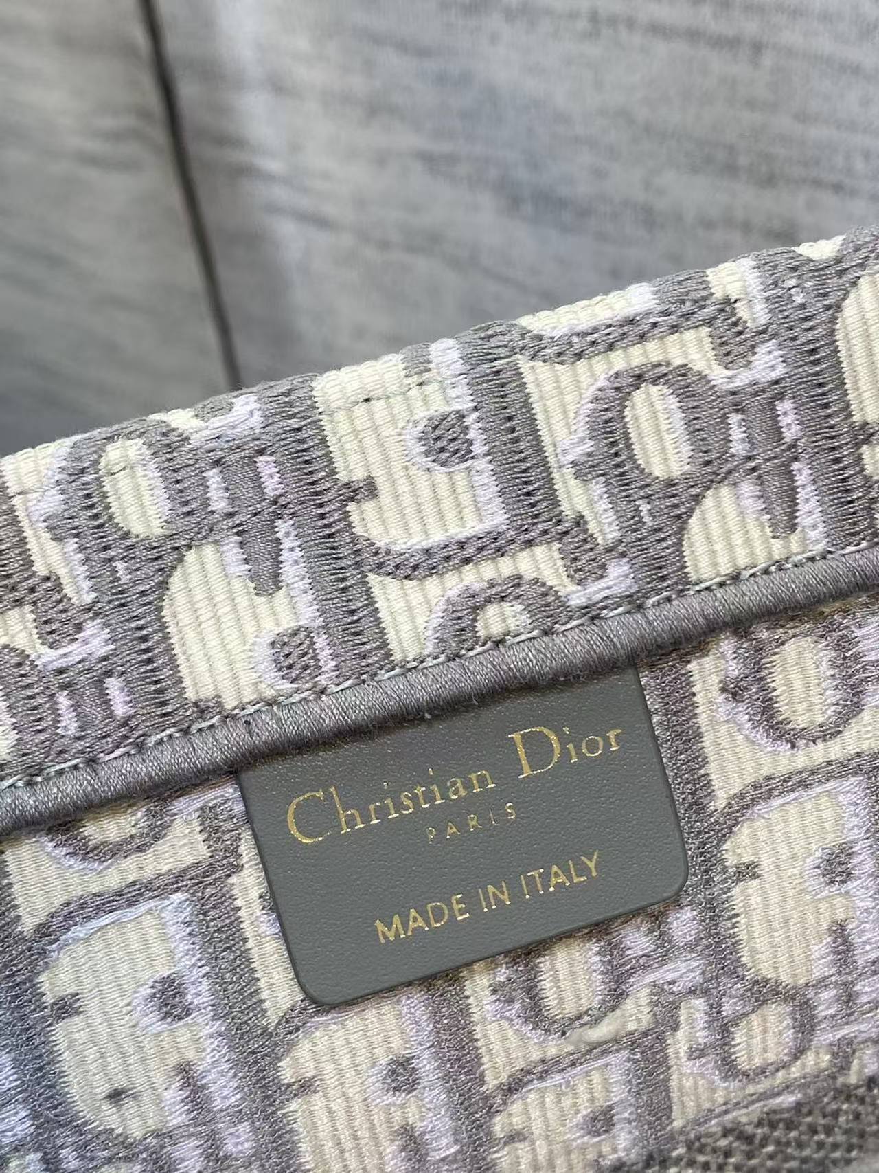 Tote's newly upgraded letter stripe series