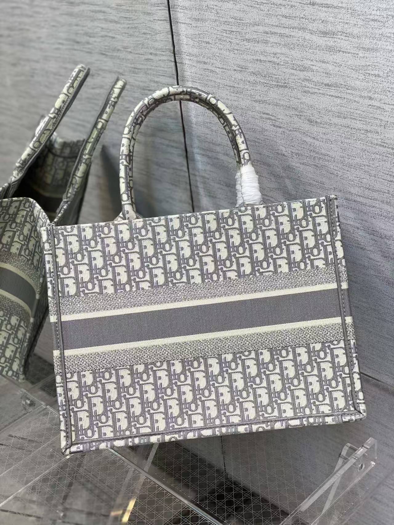Tote's newly upgraded letter stripe series