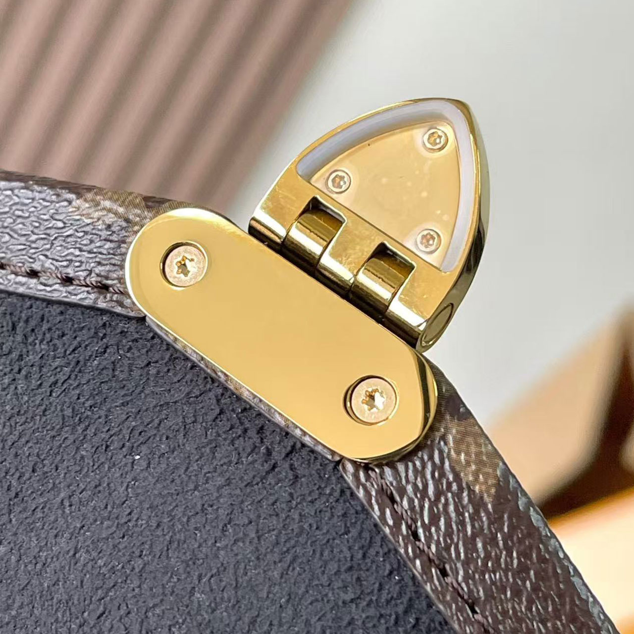 LV Pochette M é tis vintage metal box shaped chain mailman bag