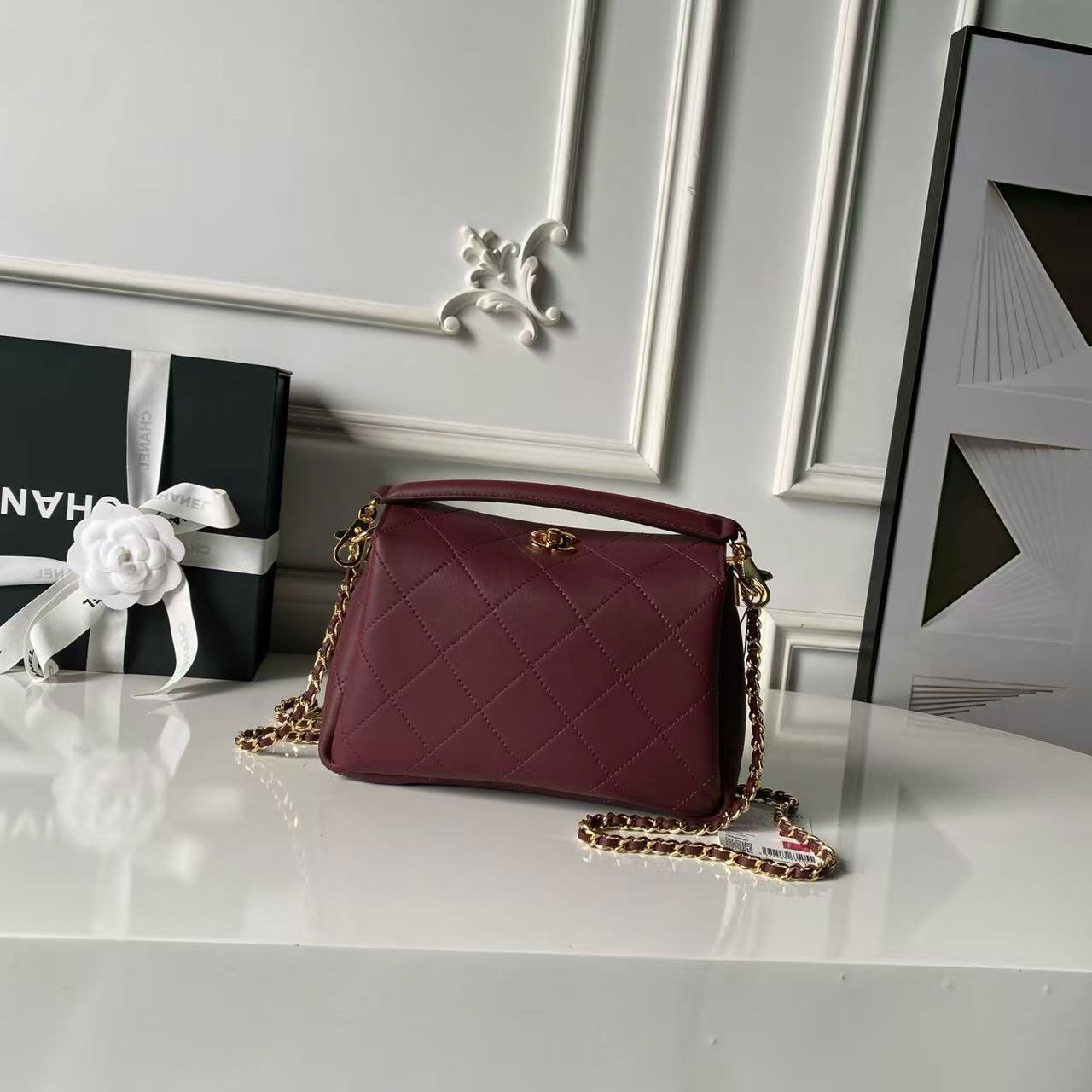CHANEL black diamond grid sheepskin hand-held chain tofu bag