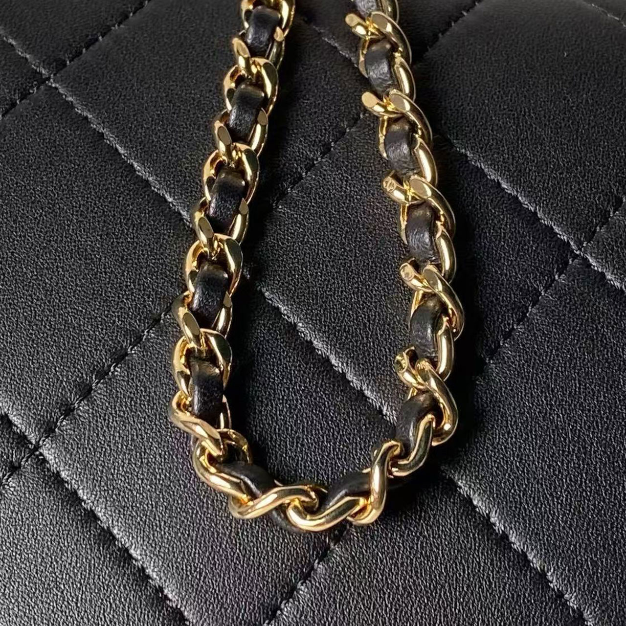 CHANEL black diamond grid sheepskin hand-held chain tofu bag