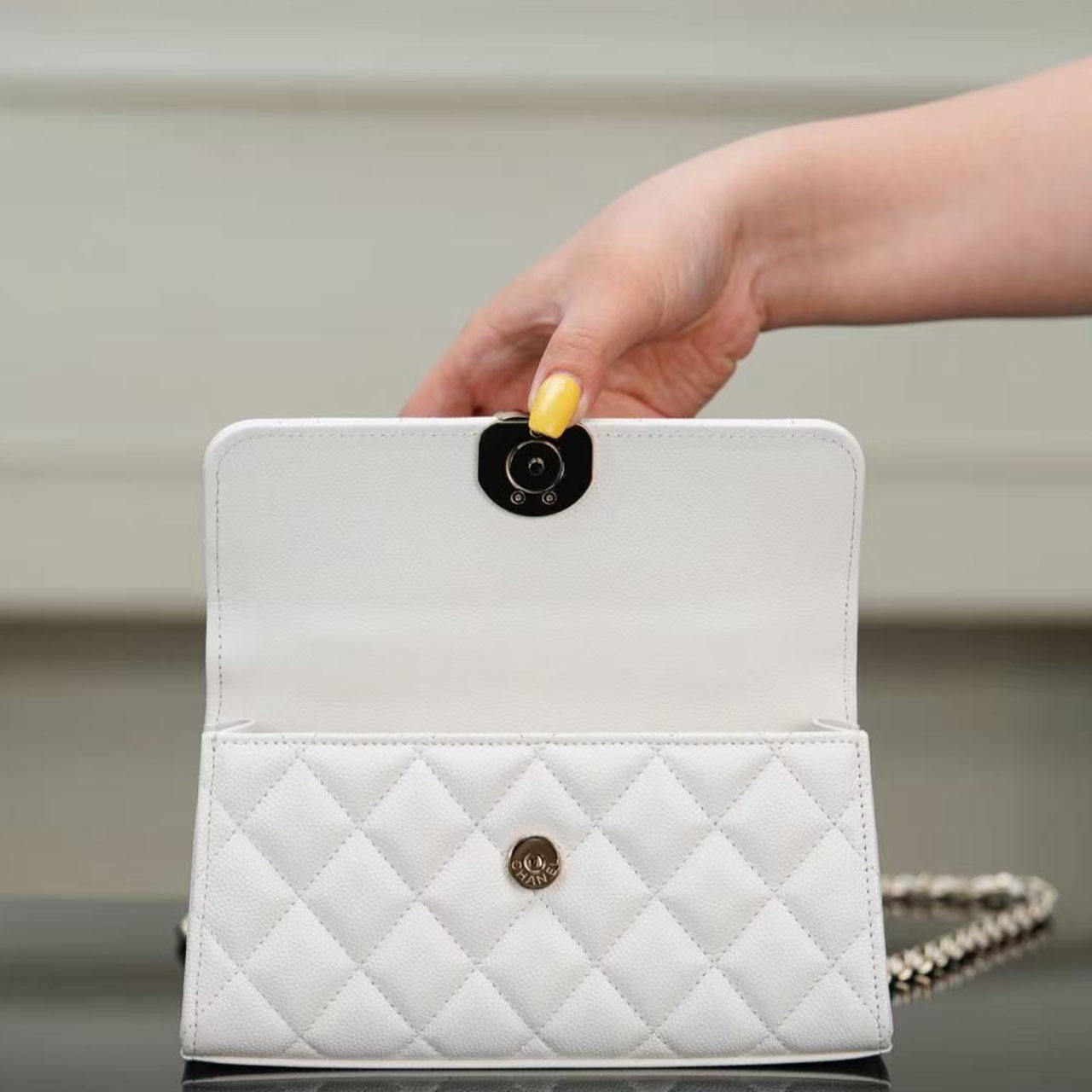 CHANEL white caviar diamond grid hand-held chain WOC long crossbody bag