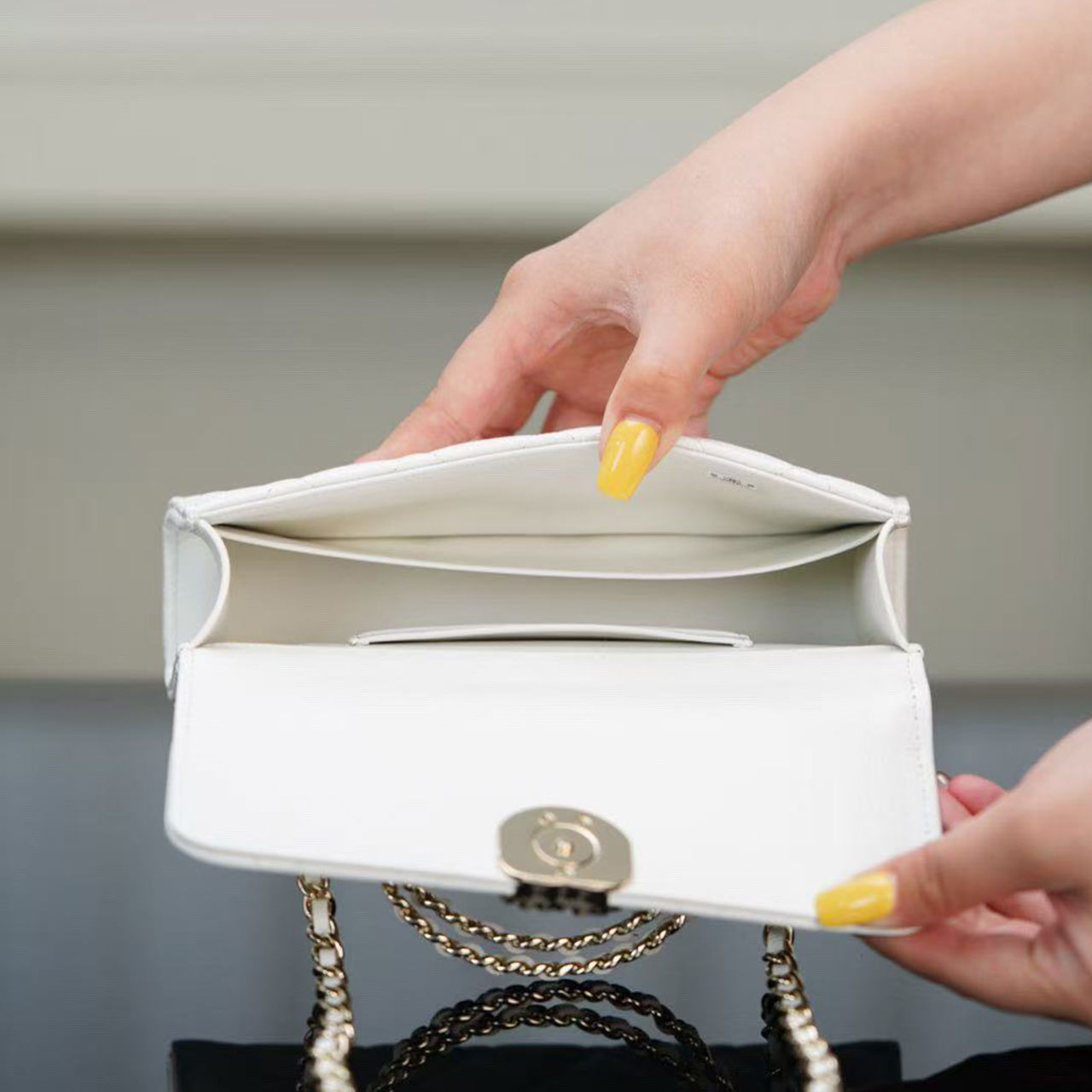 CHANEL white caviar diamond grid hand-held chain WOC long crossbody bag