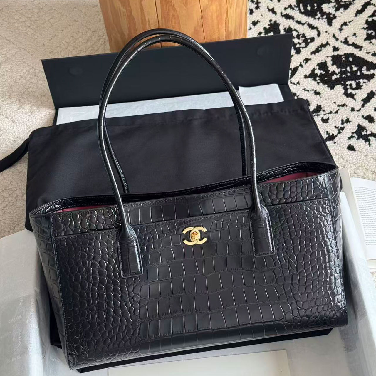 CHANEL black glossy crocodile patterned cowhide gold buckle commuting tote bag