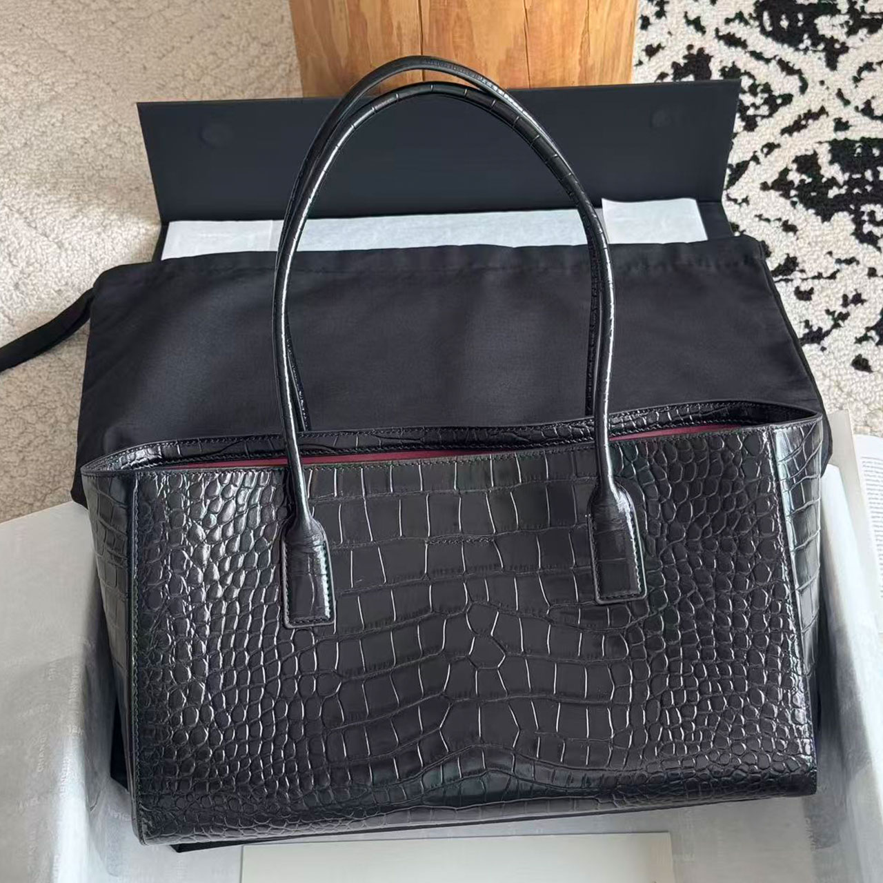 CHANEL black glossy crocodile patterned cowhide gold buckle commuting tote bag