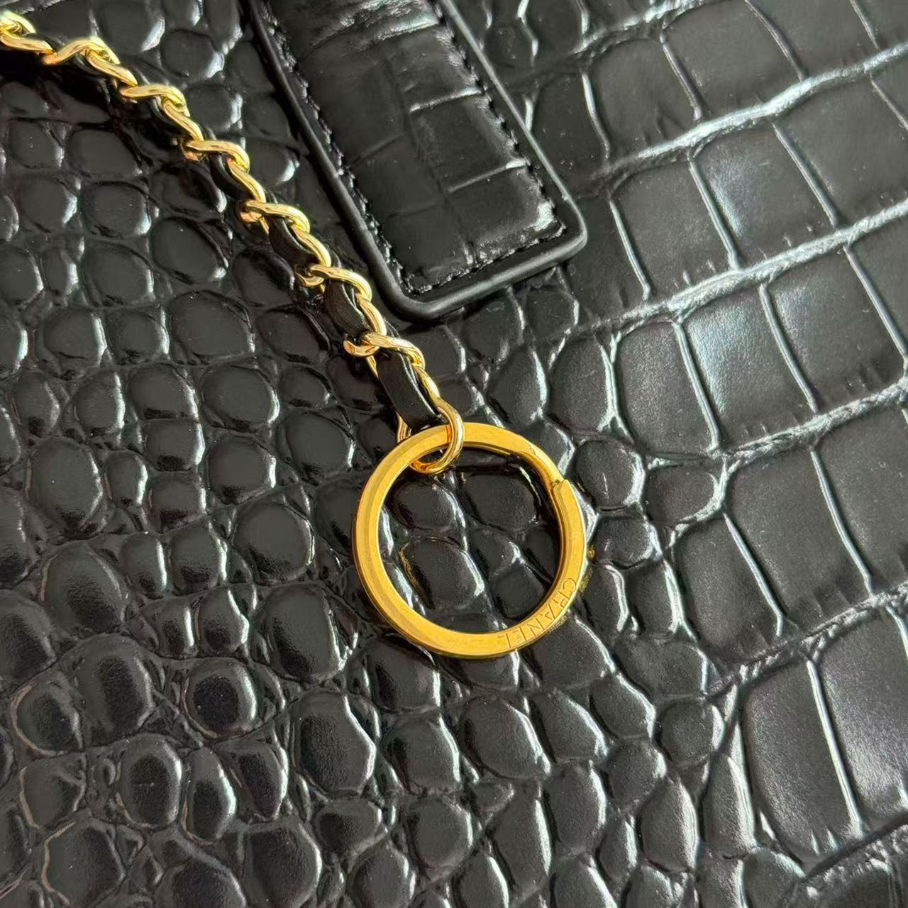 CHANEL black glossy crocodile patterned cowhide gold buckle commuting tote bag