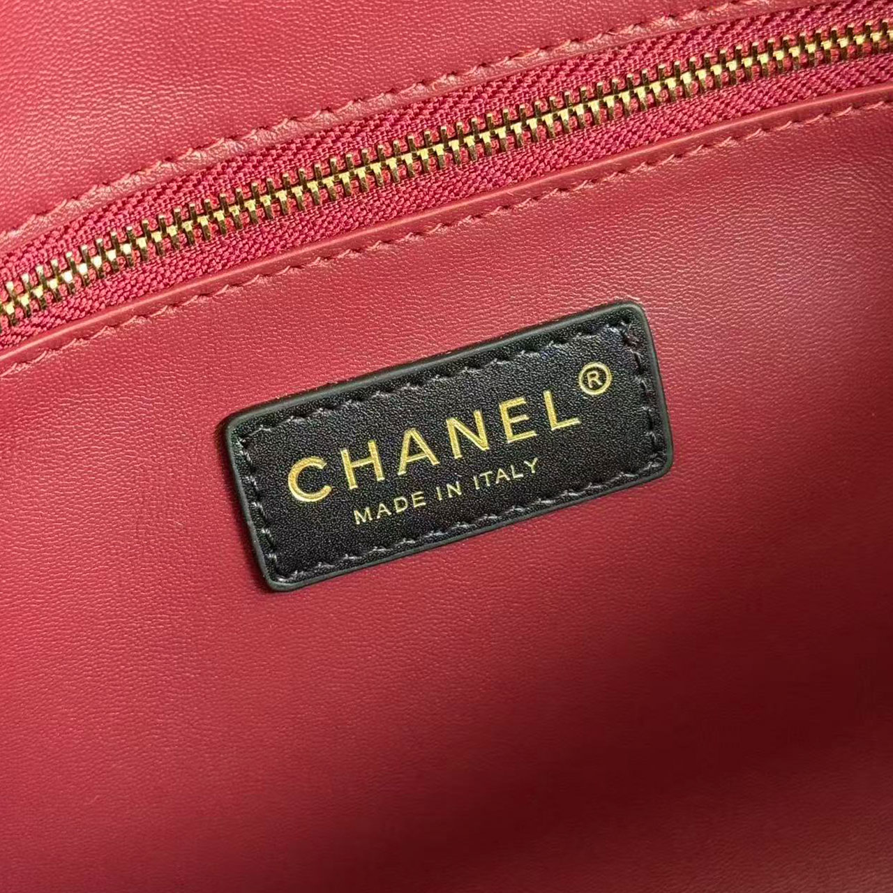 CHANEL black glossy crocodile patterned cowhide gold buckle commuting tote bag