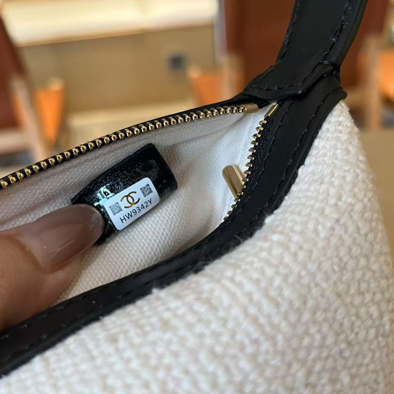 CHANEL Rice White Coarse Fleece Black Leather Handheld Chain Lunch Box Bag