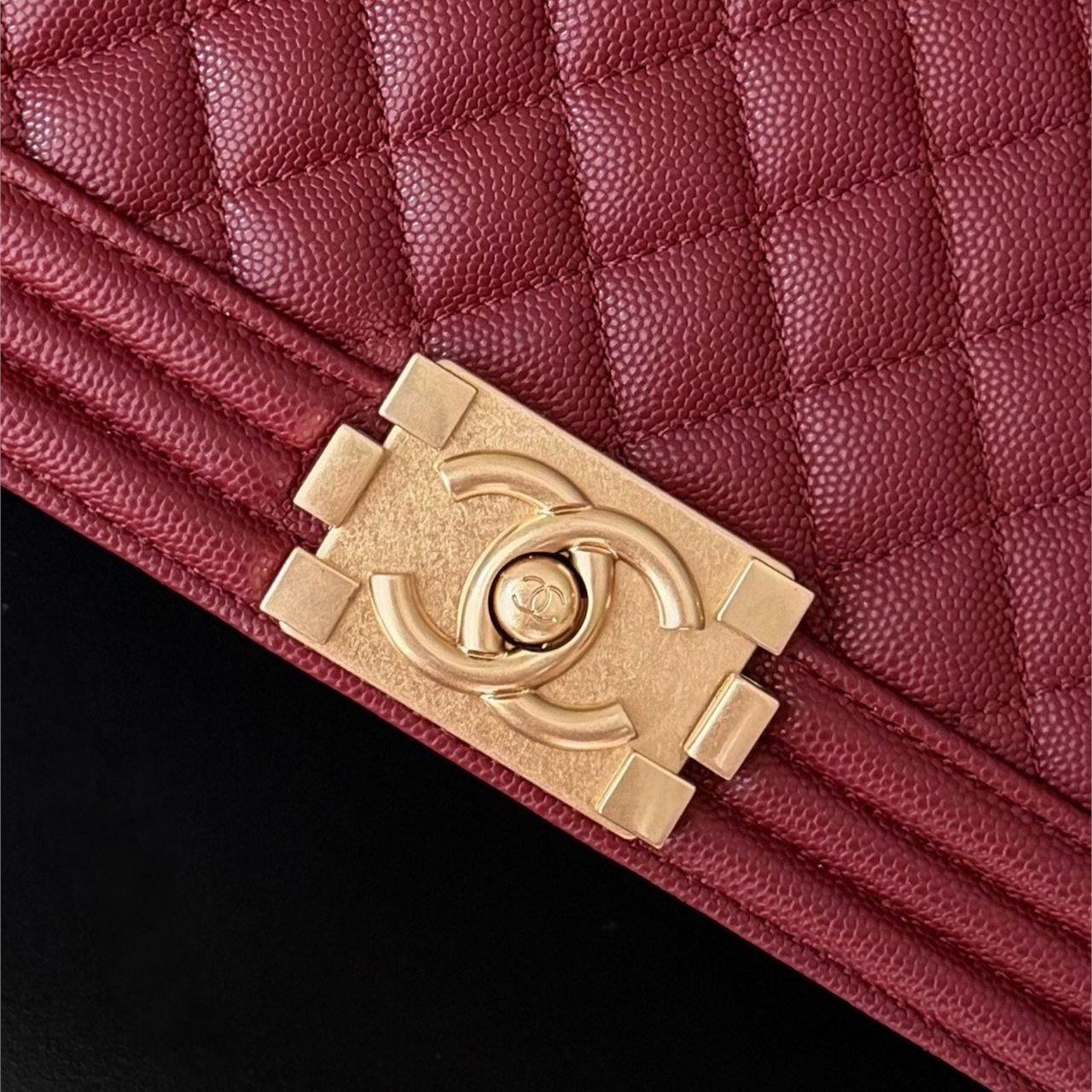 CHANEL Wine Red Caviar Cowhide Vintage Gold Buckle Leboy Medium Chain Bag