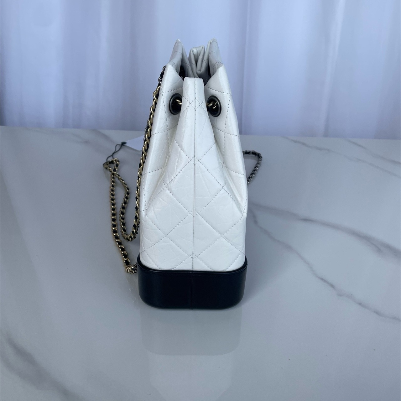 CHANEL White Wrinkled Oil Wax Leather Black Bottom Diamond Grid Drawstring Bucket Stray Bag