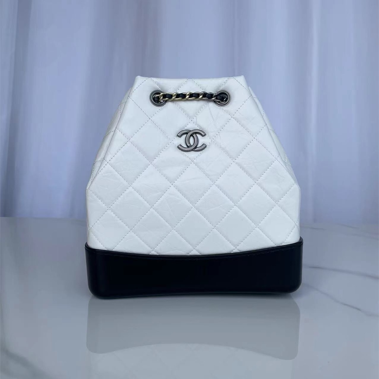 CHANEL White Wrinkled Oil Wax Leather Black Bottom Diamond Grid Drawstring Bucket Stray Bag