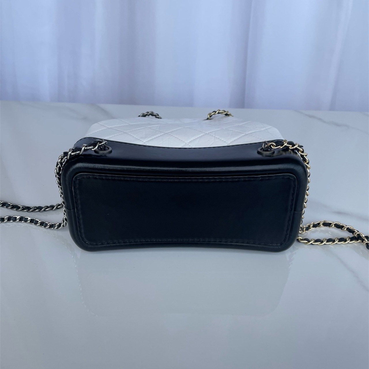 CHANEL White Wrinkled Oil Wax Leather Black Bottom Diamond Grid Drawstring Bucket Stray Bag