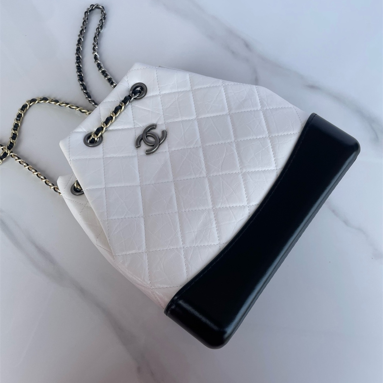 CHANEL White Wrinkled Oil Wax Leather Black Bottom Diamond Grid Drawstring Bucket Stray Bag