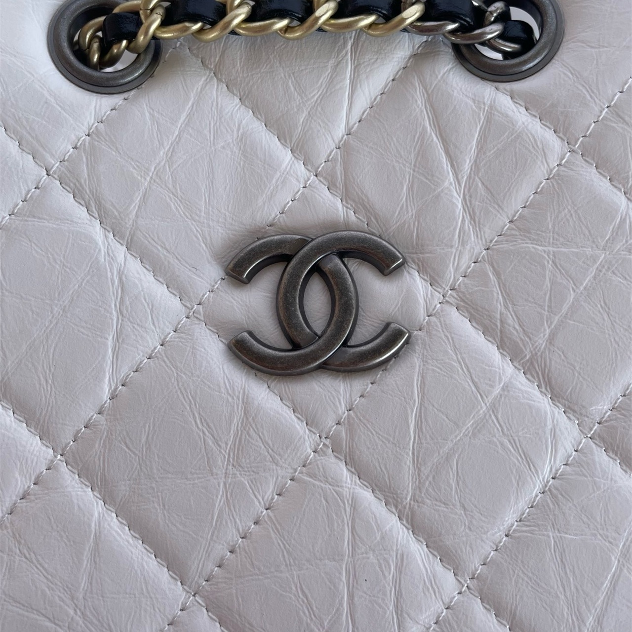 CHANEL White Wrinkled Oil Wax Leather Black Bottom Diamond Grid Drawstring Bucket Stray Bag