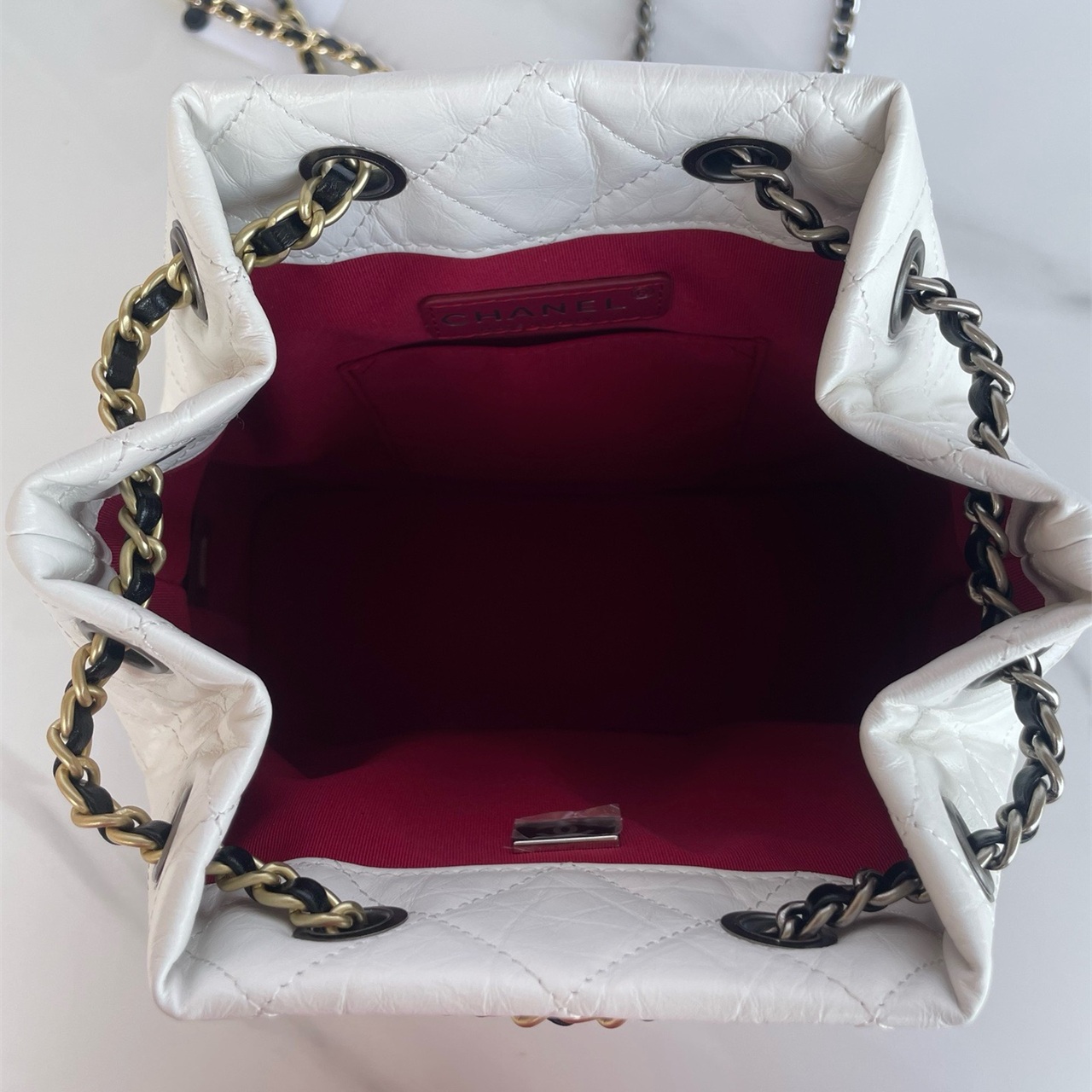 CHANEL White Wrinkled Oil Wax Leather Black Bottom Diamond Grid Drawstring Bucket Stray Bag
