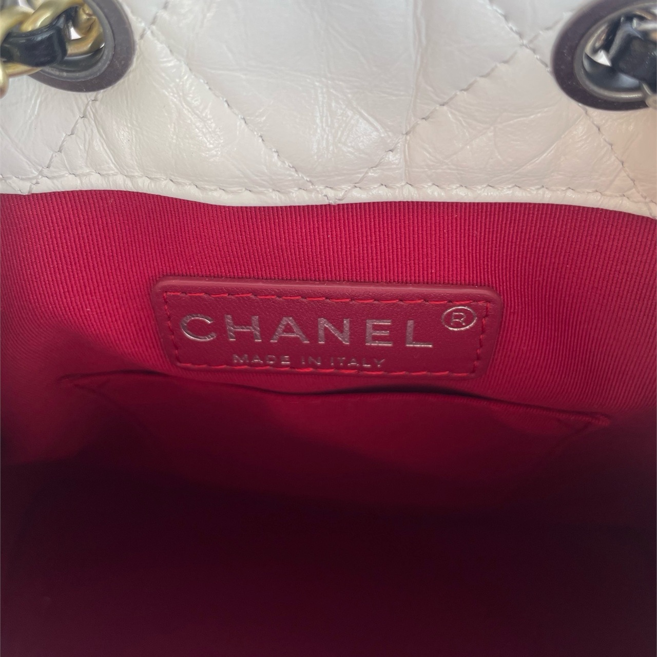 CHANEL White Wrinkled Oil Wax Leather Black Bottom Diamond Grid Drawstring Bucket Stray Bag