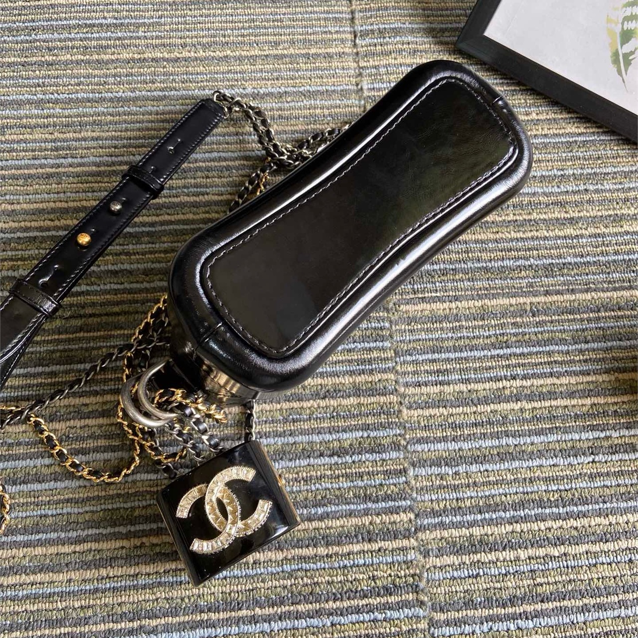 CHANEL black retro oil wax cowhide small wandering bucket bag