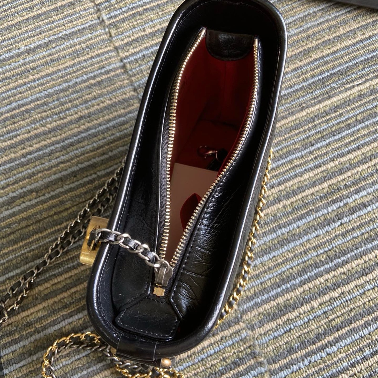 CHANEL black retro oil wax cowhide small wandering bucket bag