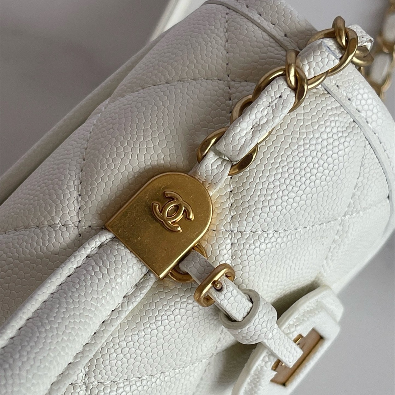 CHANEL beige caviar cowhide hand-held CF tag chain bag