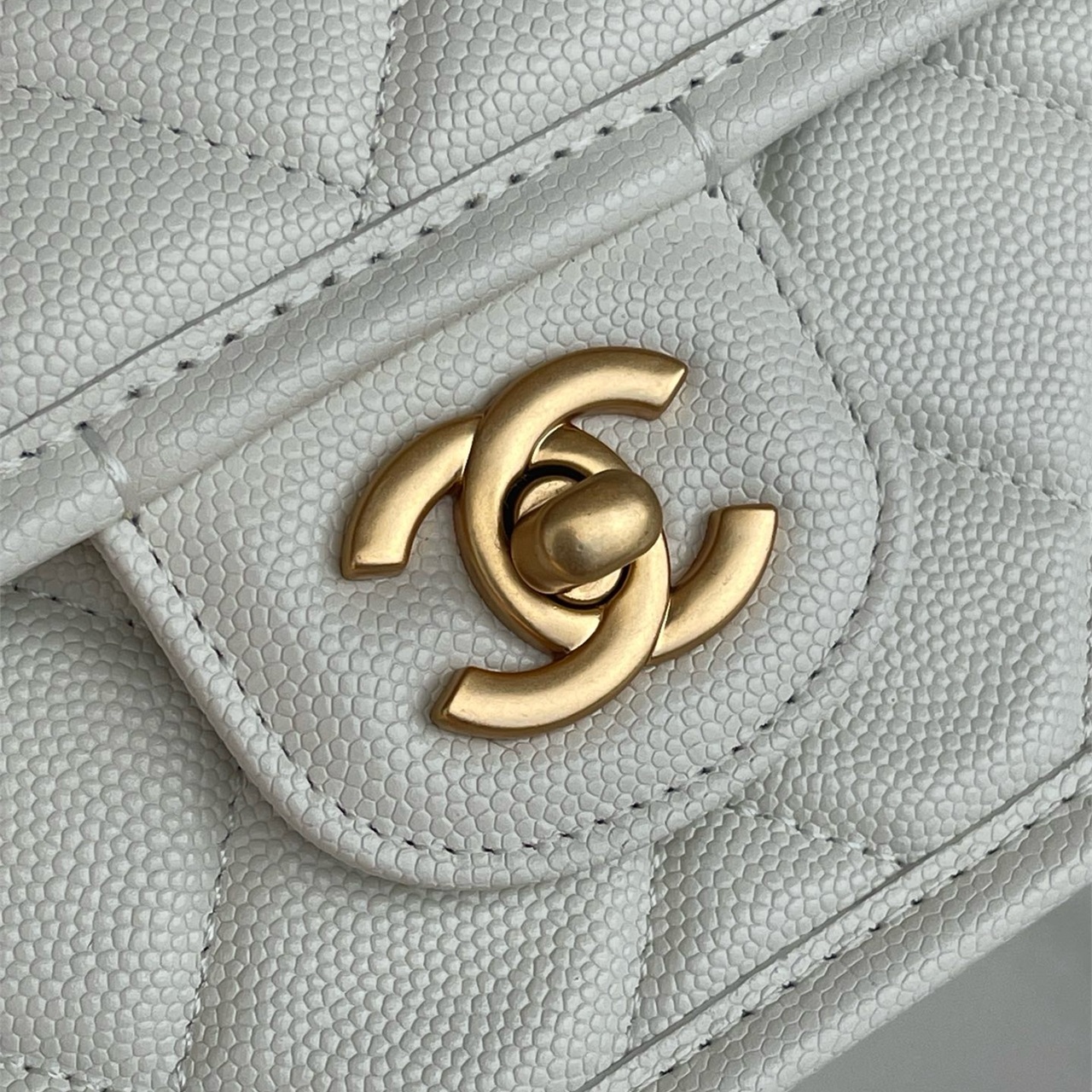 CHANEL beige caviar cowhide hand-held CF tag chain bag