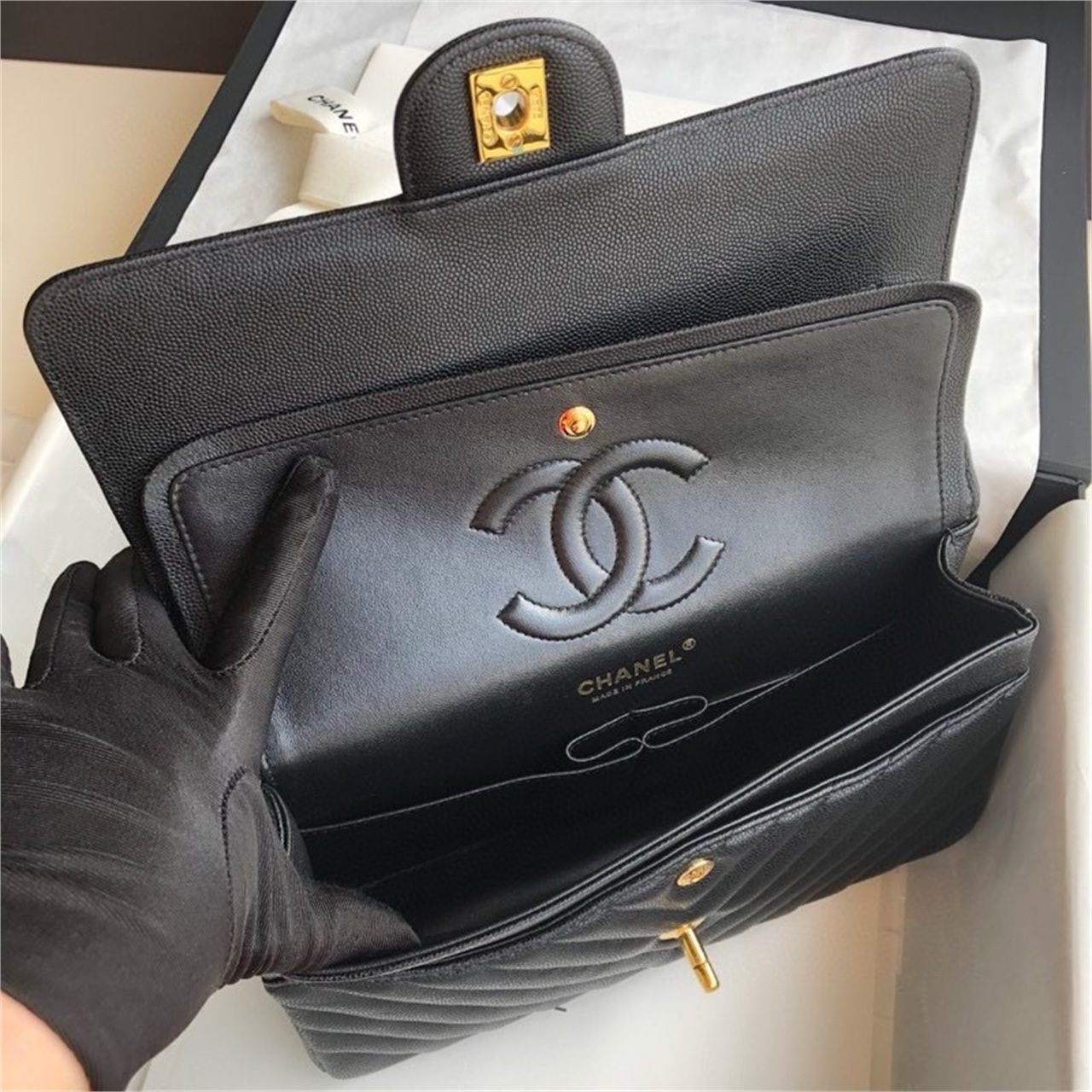 CHANEL Black Caviar Cowhide Silver Buckle V-Pattern CF Medium Chain Bag