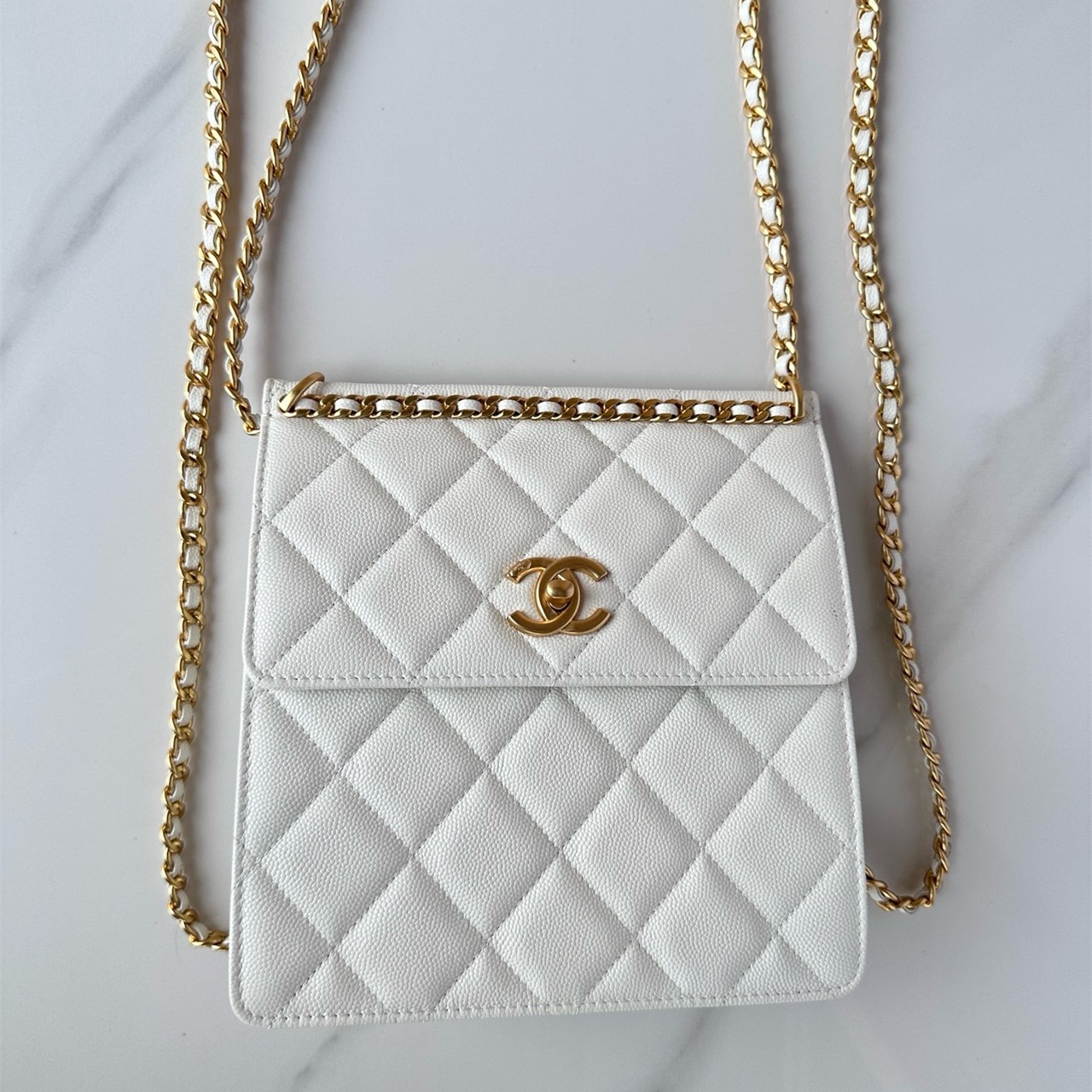 CHANEL white caviar cowhide gold buckle vertical square box chain bag