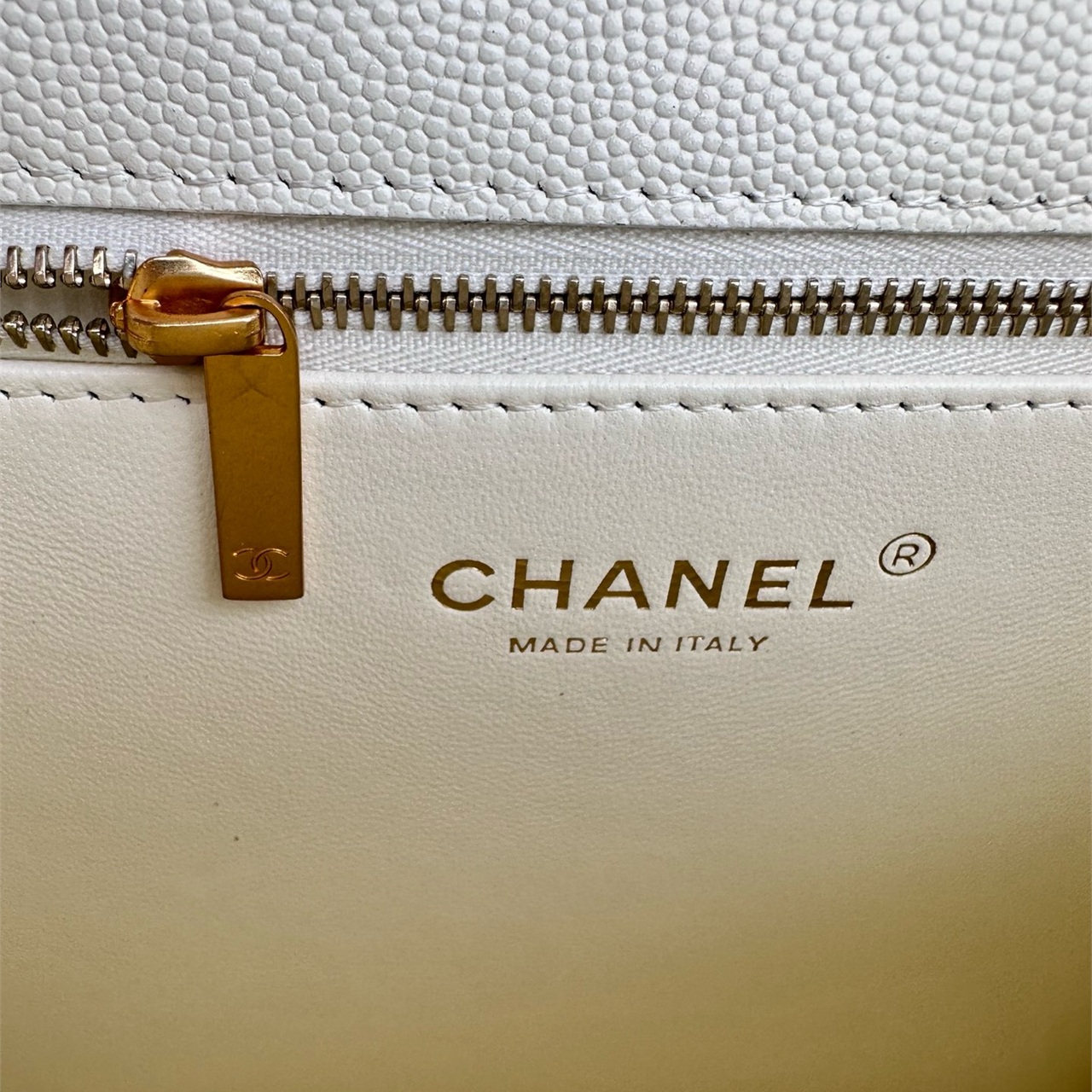 CHANEL white caviar cowhide gold buckle vertical square box chain bag