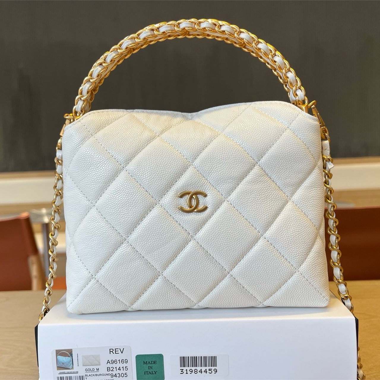 CHANEL black caviar cowhide metal ring hand-held diamond grid crossbody bag