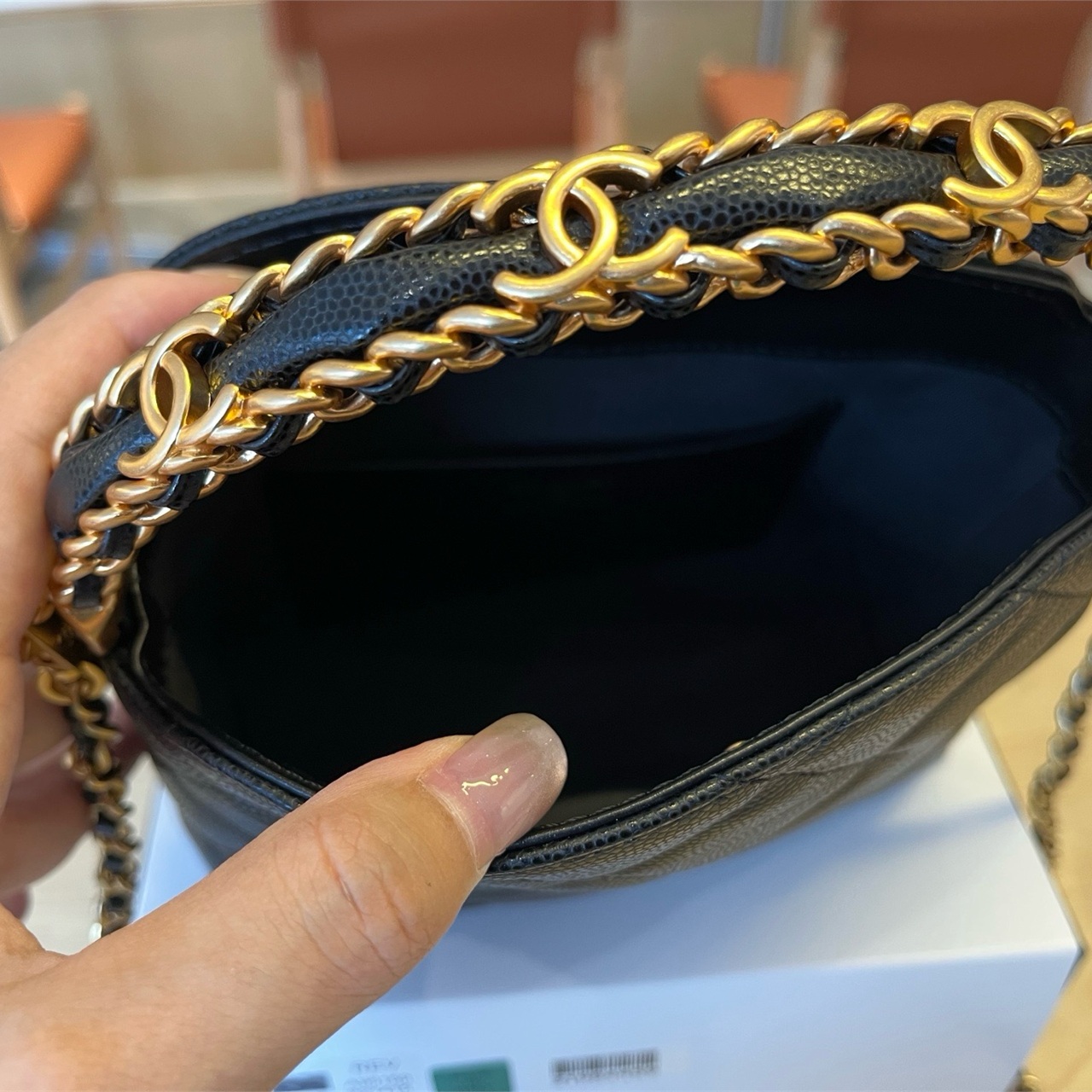 CHANEL black caviar cowhide metal ring hand-held diamond grid crossbody bag