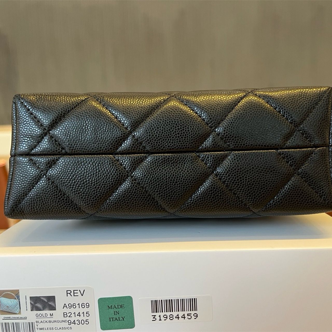 CHANEL black caviar cowhide metal ring hand-held diamond grid crossbody bag