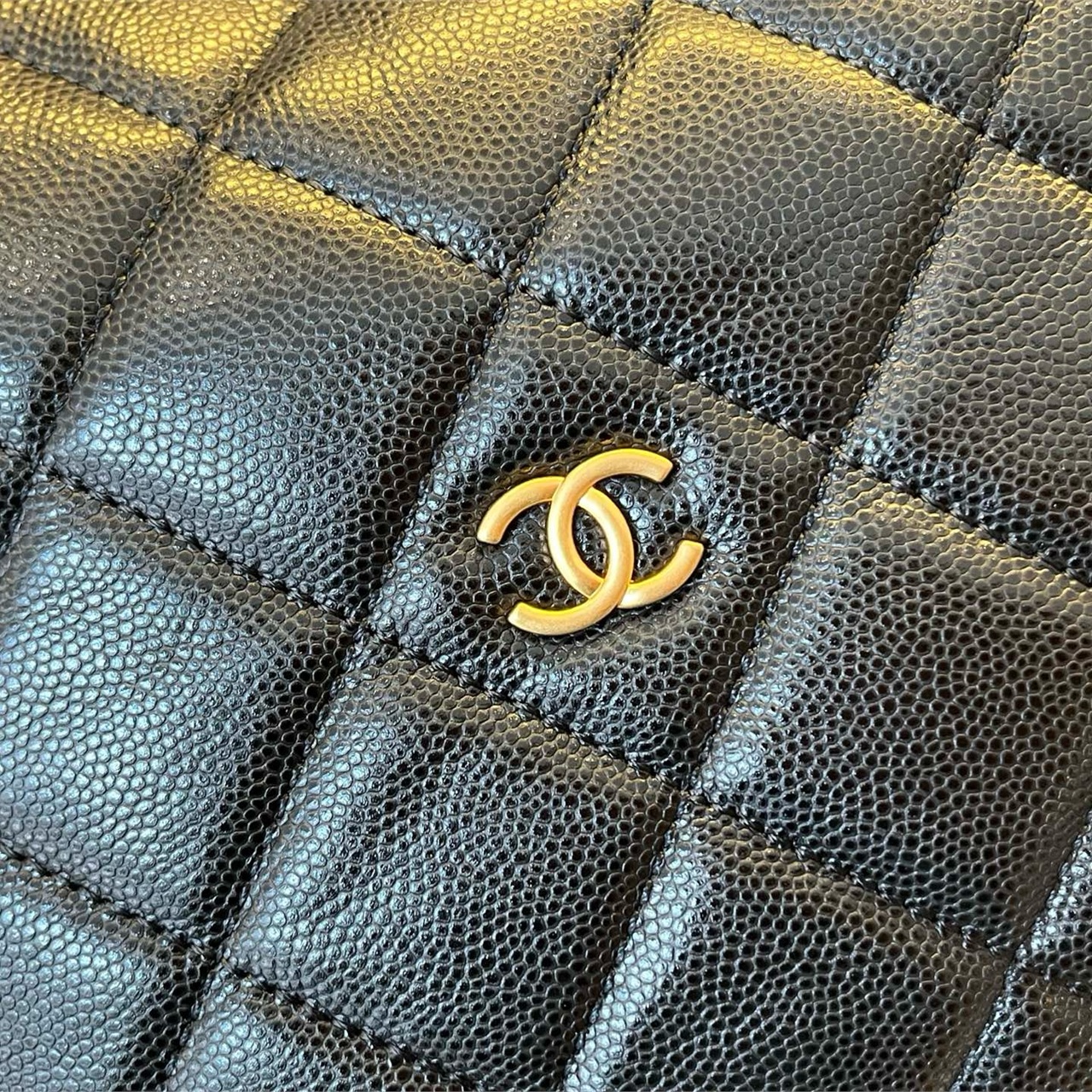 CHANEL black caviar cowhide metal ring hand-held diamond grid crossbody bag