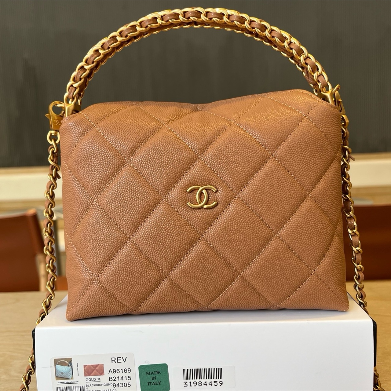 CHANEL black caviar cowhide metal ring hand-held diamond grid crossbody bag