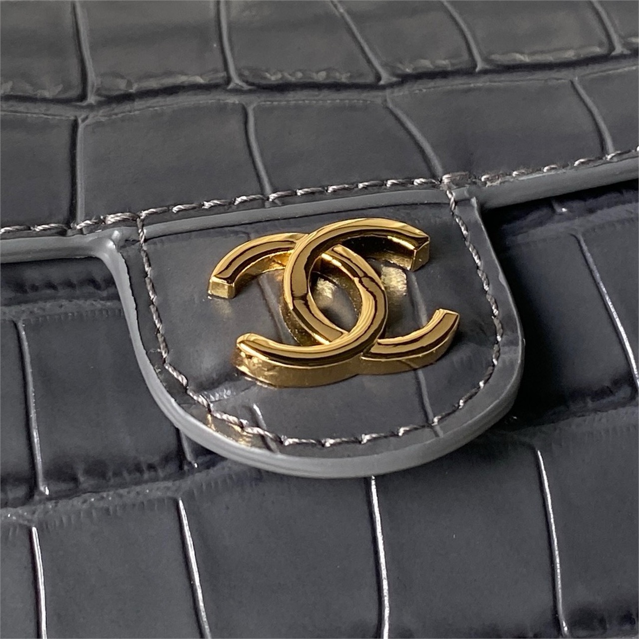 CHANEL dark gray shiny crocodile patterned cowhide hand-held stick armpit bag